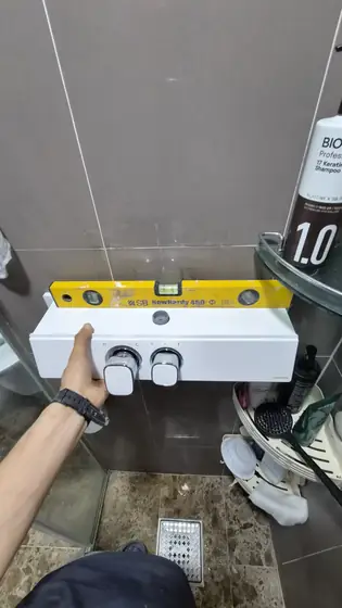 해바라기 샤워기 설치 — 새 몸체 위치 수평 확인